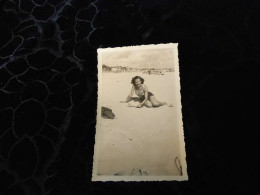 P-369 , Photo , Plage De La Baule,  Femme En Maillot De Bain,  Août 1945 - Anonymous Persons