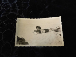 P-370 , Photo , Plage De La Baule,  Femme En Maillot De Bain Allongée ,  Août 1945 - Personas Anónimos