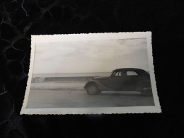 P-374 , Photo , Automobile, Une Peugeot 402 Sur La Plage De La Baule, Mai 1945 - Auto's