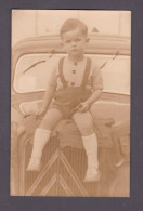 Photo Originale Format CPA Oldtimer Car Enfant Jeune Garcon Sur Capot Voiture Citroen Traction Avant  3852 - Automobiles