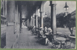 CPA Sélection, Vue Très Rare - HAUT RHIN - MULHAUSEN (Mulhouse) - SOUS LES ARCADES - CAFÉ MOLL - Animation En Terrasse - Mulhouse