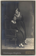 Karl Bächle / Tiengen: 2 Teenage Sisters In Elegant Robes (Vintage Cabinet Card ~1910s) - Personas Anónimos