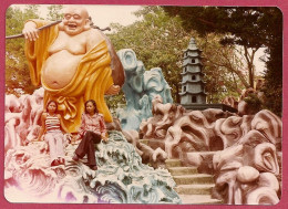 Singapore The Sack Monk, Haw Par Villa, Situated Pasir Panjong-UNC Vintage Photo 1976  Kodak Girls_cpc - Singapore