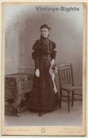 Globus Atelier / Berlin: Elegant Young Woman In Victorian Dress (Vintage Cabinet Card ~1900s/1910s) - Persone Anonimi