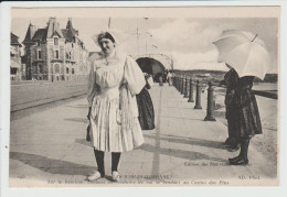 LES SABLES D'OLONNE - VENDEE - SUR LE REMBLAI - SABLAISE EN COSTUME DE BAL SE RENDANT AU CASINO DES PINS - Sables D'Olonne