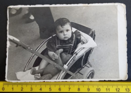 #16    Photo Originale Vintage Snapshot Petit Enfant Bébé Landau - Personnes Anonymes