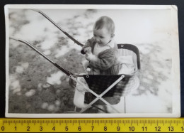 #16    Photo Originale Vintage Snapshot Petit Enfant Bébé Landau - Anonymous Persons