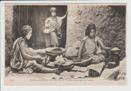 PROBABLEMENT ALGERIE - FEMME PREPARANT LE COUSCOUS ET FEMME PEIGNANT LA LAINE - Professions