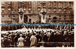 R062187 Changing The Guard At Buckingham Palace. London. RP. 1930 - Sonstige & Ohne Zuordnung