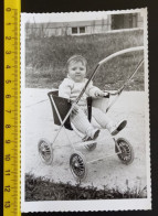 #16    Photo Originale Vintage Snapshot Petit Enfant Bébé Landau - Personas Anónimos