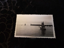 P-413 , Photo , Les Sables D'Olonne, Un Bateau Sortant Du Port , Septembre 1936 - Barcos