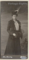 Hermann Lindenberg / Dresden: Elegant Lady In Victorian Outfit / Fur Muff (Vintage Cabinet Card ~1900s/1910s) - Personnes Anonymes