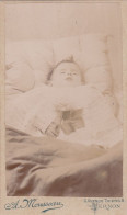 Post-Mortem - Photo Originale CDV Bébé Sur Son Lit De Mort Par Le Photographe A.Mousseau, Vernon - Anciennes (Av. 1900)