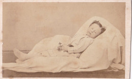 Post-Mortem - Photo Originale CDV Petit Garçon Sur Son Lit De Mort Par Le Photographe J.H.Gotthold, Hasselt - Anciennes (Av. 1900)