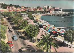 CPSM. 83 SAINTE MAXIME. LA PROMENADE ET LA PLAGE CENTRALE. VOITURES ANCIENNES. - Sainte-Maxime