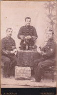 VERSAILLES 1891- Photo Originale CDV Les Amis Classe Du 11ème Régiment, Une Partie De Cartes Par Le Photographe A.Renaud - Guerre, Militaire
