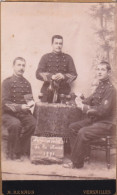 VERSAILLES 1891- Photo Originale CDV Les Amis Classe Du 11ème Régiment, Une Partie De Cartes Par Le Photographe A.Renaud - Guerra, Militares