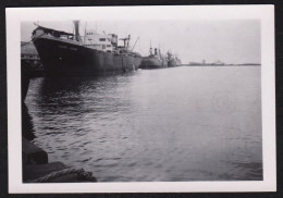 Jolie Photographie Du Bateau Cargo Colonel Vieljeux Dans Le Port De Pointe Noire, 40's, Format 6,2 X 8,9 Cm - Barcos