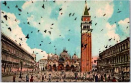 VENISE. -  VENEZIA.  -  Place Saint Marc Et Une Volée De Pigeons. - Venezia (Venice)