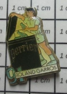 1818c Pin's Pins / Beau Et Rare / BOISSONS / PERRIER EAU PETILLANTE ROLAND GARROS 91 GROS ROTOTO - Dranken