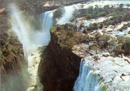 1 AK Simbabwe / Zimbabwe * Victoria Falls Mit Der Livingstone-Insel - Seit 1989 UNESCO Weltnaturerbe * - Simbabwe