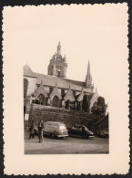 Jolie Photographie De Voitures Automobiles Garées à Saint Thégonnec, Bretagne, Finistère église Peugeot 403 8x10,8cm - Places