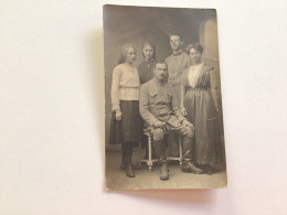 Carte Postale Ancienne Photographie Militaires Et Famille - Characters
