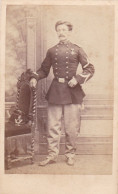 LUXEMBOURG 1860/70 Photo Originale CDV Officier Chasseur à Pied En Grande Tenue Shako Photographe Ch.Brandebourg - Krieg, Militär