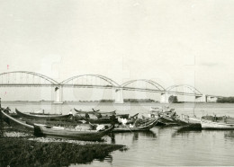 1966 REAL AMATEUR PHOTO FOTO VILA FRANCA DE XIRA PONTE RIBATEJO BARCOS RIO TEJO PORTUGAL AT267 - Luoghi