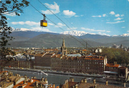 38 - Grenoble - Téléphérique De La Bastille - Au Fond, Et De Gauche à Droite, Chamrousse Et Le Taillefer - Grenoble