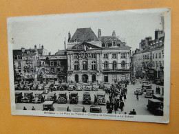 ORLEANS -- Nombreuses Automobiles Devant La Chambre De Commerce Place Du Martroi - Traction Citroën, Peugeot, Etc, Etc, - PKW