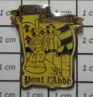 1818C Pin's Pins / Beau Et Rare / VILLES / BRETAGNE PONT L'ABBE FETE DES BRODEUSES - Städte