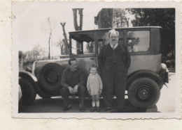 Photo 9 X 6 Cms -  Personnages Devant Une Voiture Ancienne - - Coches