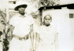 50s REAL ORIGINAL AMATEUR PHOTO FOTO COUPLE MOZAMBIQUE MOÇAMBIQUE COLONIAL AFRICA AFRIQUE AT260 - Africa