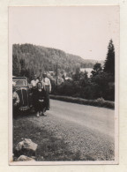 Photo 9 X 6 Cms -  Personnages Devant Une Voiture Primaquatre Immatriculée 7984 PG - - Automobiles