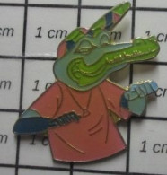 1818c Pin's Pins / Beau Et Rare / ANIMAUX / CROCODILE VERT ET BLEU A T-SHIRT ROSE - Animaux