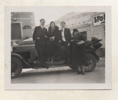 Photo 9 X 7 Cms - Personnages Devant Une Voiture Ancienne Coupée - - Automobili