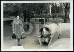 1969 REAL ORIGINAL AMATEUR FOTO FEMMES WOMEN PLAYGROUND TUNNEL LISBON PORTUGAL AT318 - Persone Anonimi