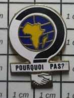 1818C Pin's Pins / Beau Et Rare / AUTRES . CARTE DE L'AFRIQUE POINT D'INTERROGATION POURQUOI PAS  Oui Mais Quoi ? - Altri & Non Classificati