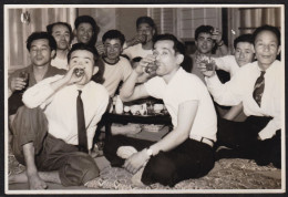 Jolie Photographique D'un Groupe D'hommes En Train De Prendre Du Bon Temps, Boisson Alccol Saké Japon Japan, 11,8x8cm - Other & Unclassified