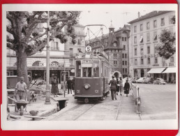 SUISSE - GENEVE - PHOTO DE J. BAZIN 1956 - " TRAMWAY PLACE DU LAC MOLARD " - TRAVAUX DANS LA RUE , OUVRIER BROUETTE - Otros & Sin Clasificación