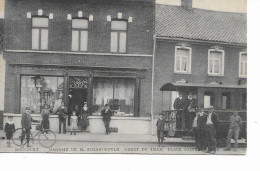 Roucourt  (Peruwelz) Magasin De Mr Schandevyld Arret Du Tram Sur La Place - Péruwelz