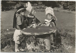CPSM  Folklore Bretagne Concarneau Rosporden - Costumes