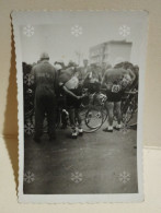 Photo Italia Foto Da Identificare Ciclismo Giro D'Italia ? R.N.R. CASSINO Aprile 1953. 90x60 Mm - Europa