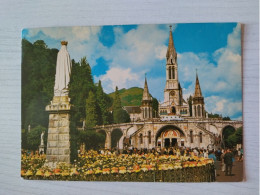 CPA 65 Haute Pyrénées Lourdes: La Vierge Couronnée Et Le Sanctuaire (circulé) - Lourdes