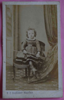 PHOTOGRAPHIE CDV. JEUNE FILLE AVEC SON FUSIL. BODINIER, NANTES, NAPOLÉON 3. - Anciennes (Av. 1900)