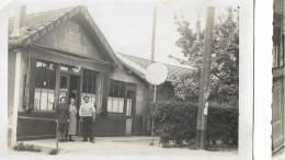 CP  Carte Photo Non Située Vin Liqueur Chez LEON   BILLARD Pub LAROCHE  Tel 88 - Ohne Zuordnung