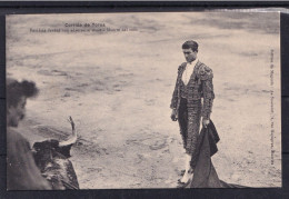 MUY BONITA POSTAL NUEVA  DE 1920/40. CORRIDA. MATADOR BOMBITA FRENTE AL TORO MUERTO - Collections & Lots