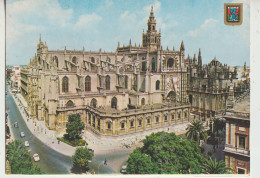 Seville  La Cathedrale Et La Rue Animée Voitures - Sevilla (Siviglia)