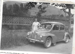 Petite Photo D'une 4CV - Automobile